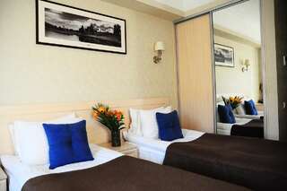 Отель Nota Bene Hotel & Restaurant Львов Улучшенный двухместный номер с 1 кроватью или 2 отдельными кроватями и террасой-1