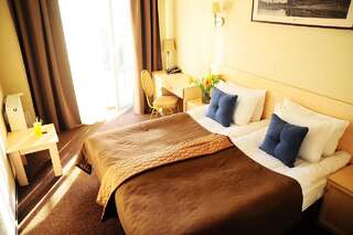 Отель Nota Bene Hotel & Restaurant Львов Улучшенный двухместный номер с 1 кроватью или 2 отдельными кроватями и террасой-2