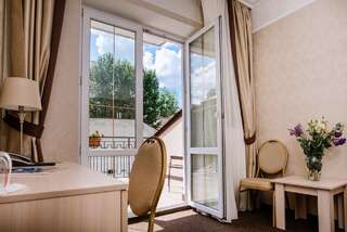 Отель Nota Bene Hotel & Restaurant Львов Улучшенный двухместный номер с 1 кроватью или 2 отдельными кроватями-2